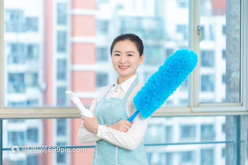 家政保潔員的專業工具 一柄撣子之下的細膩服務境界